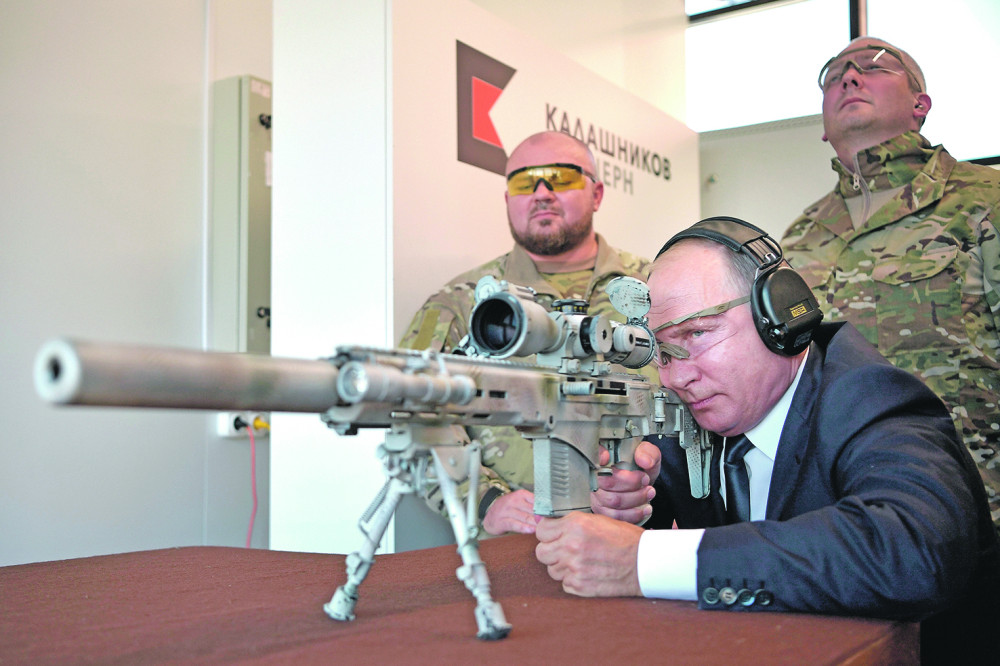 Ruski snajper „Čukavina“ ostavio i Amerikance bez komentara! Vladimir Putin isprobao novu pušku! (VIDEO)