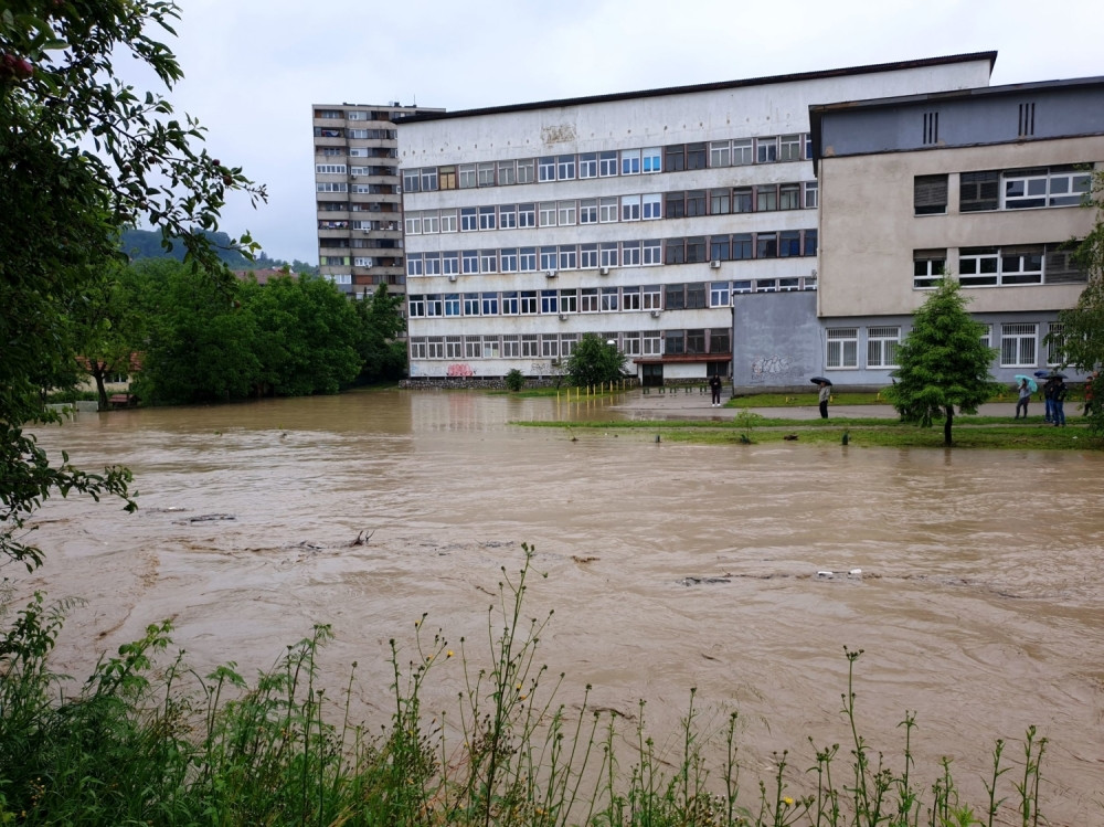 Bar pod vodom, vatrogasci spasili porodicu