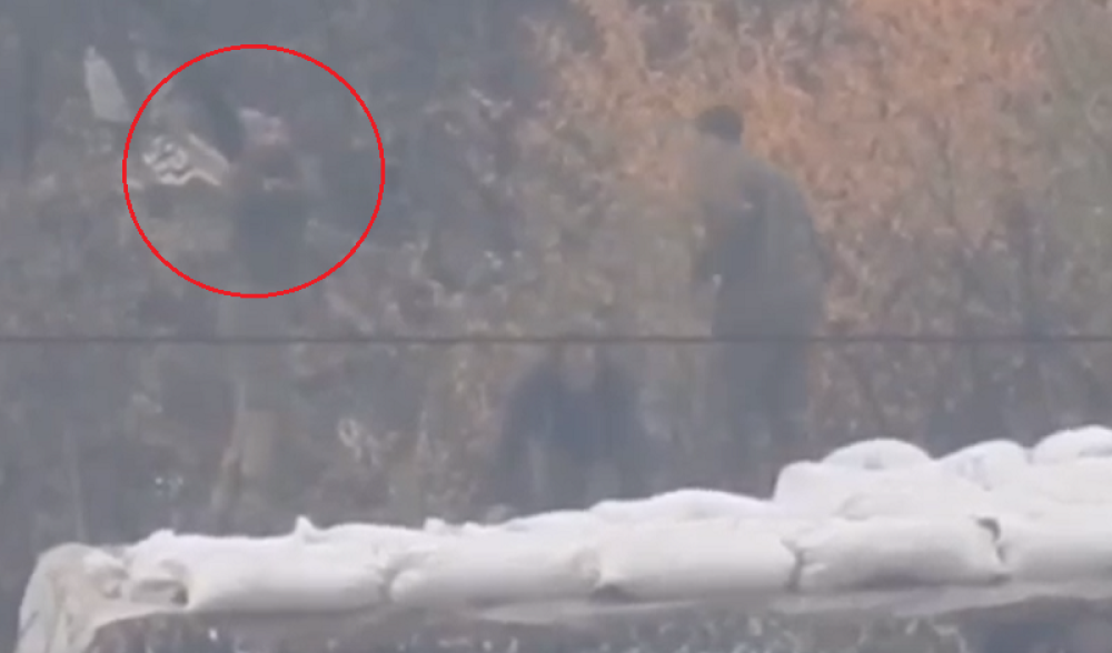 Pogledajte kako snajperista LNR "SKIDA" bezobraznog Ukrajinca! (UZNEMIRUJUĆI VIDEO)