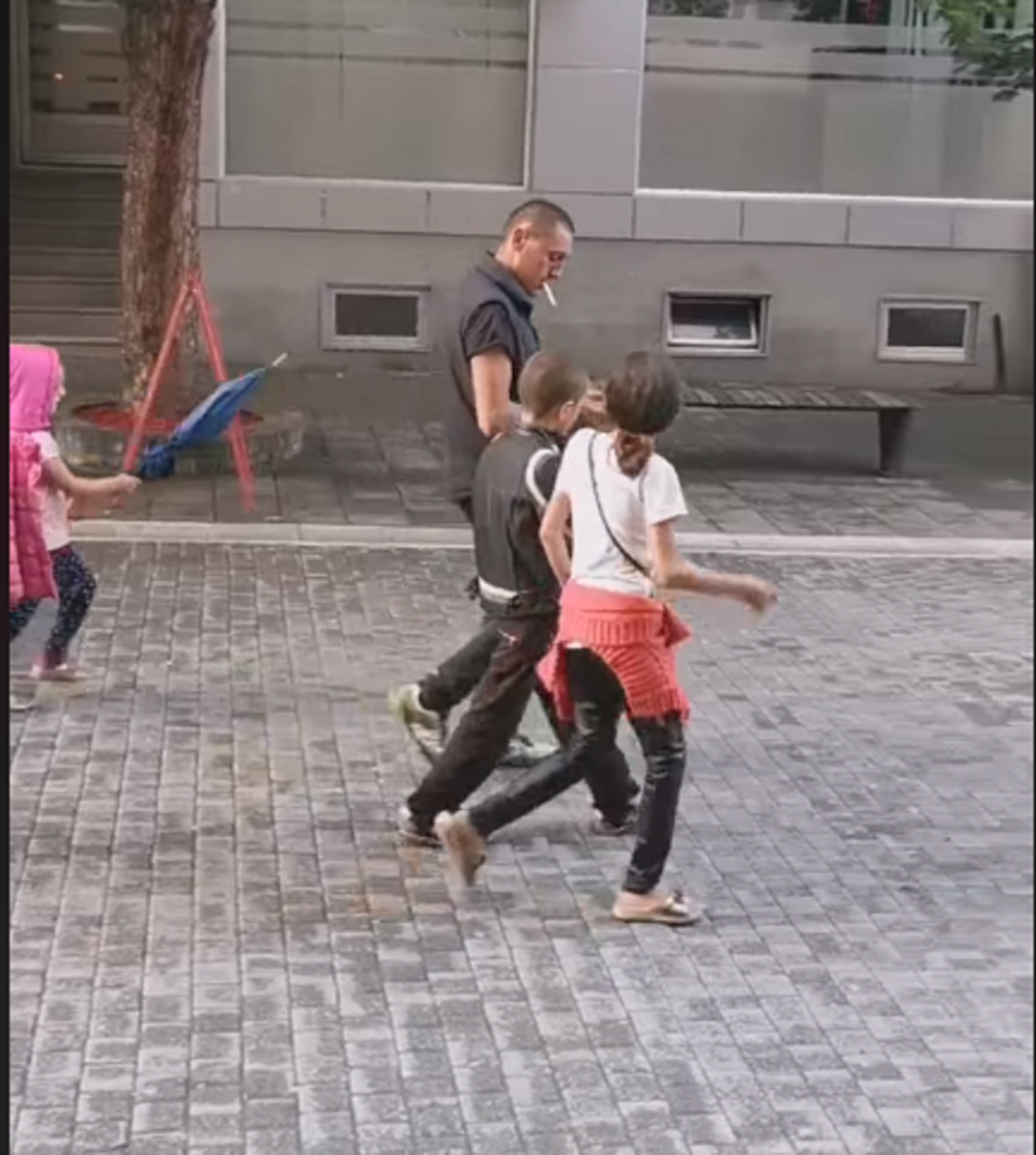 Kada vidite šta radi s njima i na ŠTA IH TERA, pripašće vam muka! (UZNEMIRUJUĆI VIDEO)