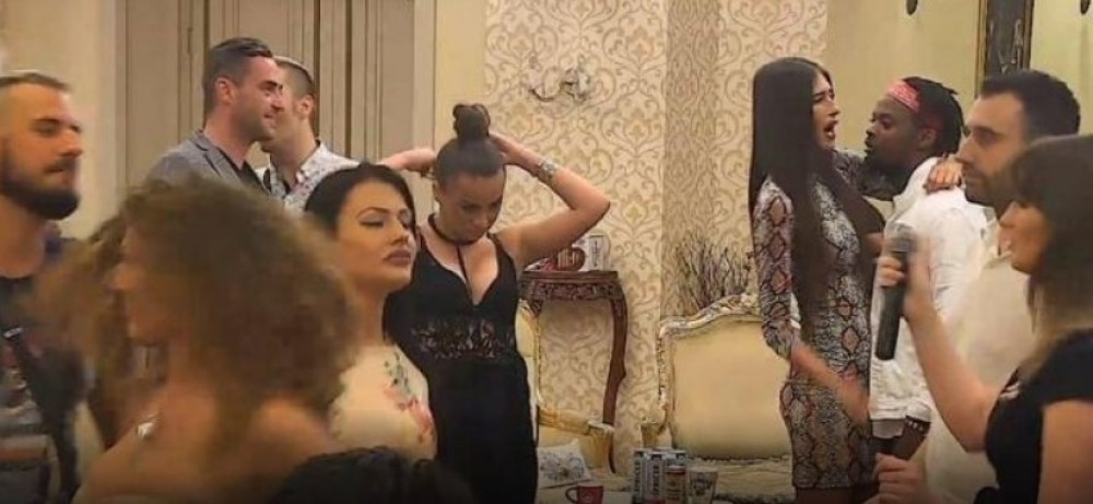 Bivša učesnica Parova istetovirala ime Bake Praseta na gu*i! (FOTO)