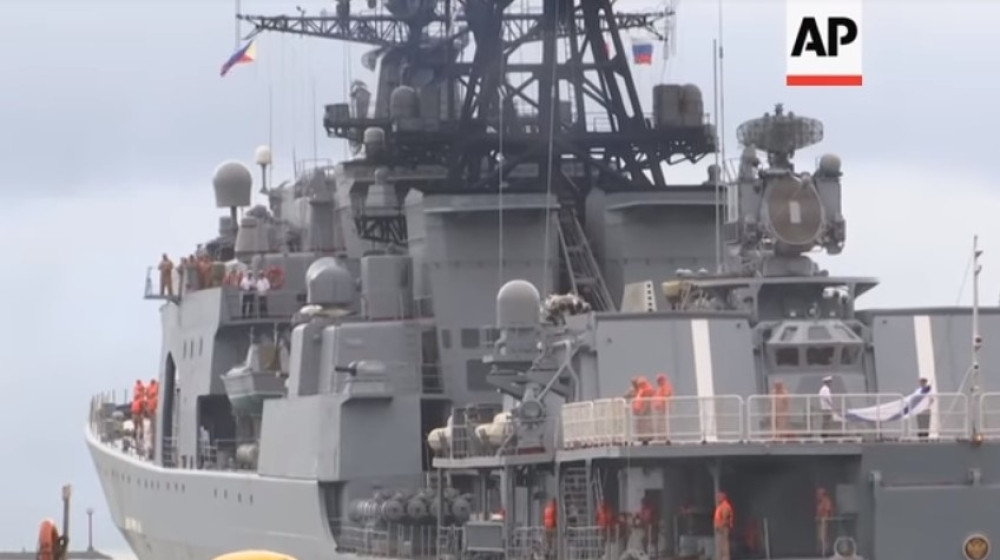 Američka krstarica promenila smer i presekla put ruskom razaraču