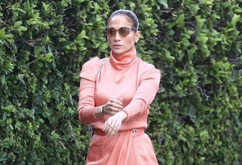 Dženifer Lopez krenula na školsku priredbu u haljini sa predubokim šlicem! Vetar dunuo i otkrio njen NAJVEĆI KOMPLEKS (FOTO)