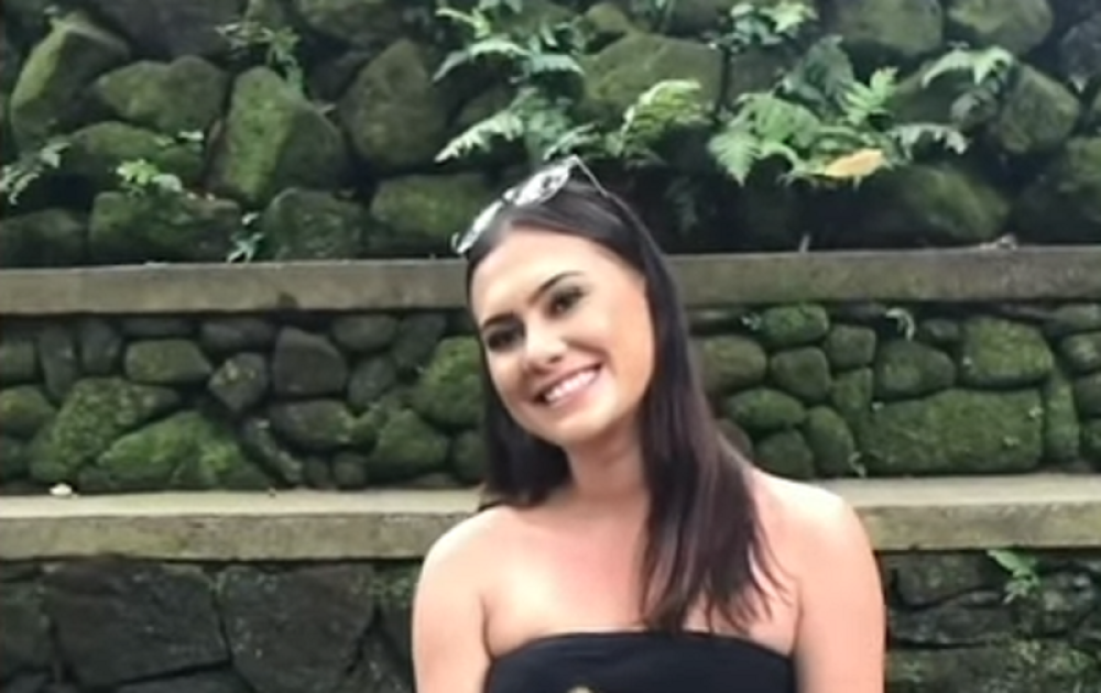 Majka je snimala dok je pozirala, a onda joj je on povukao haljinu! Sada ceo svet bruji o njoj (VIDEO 18+)