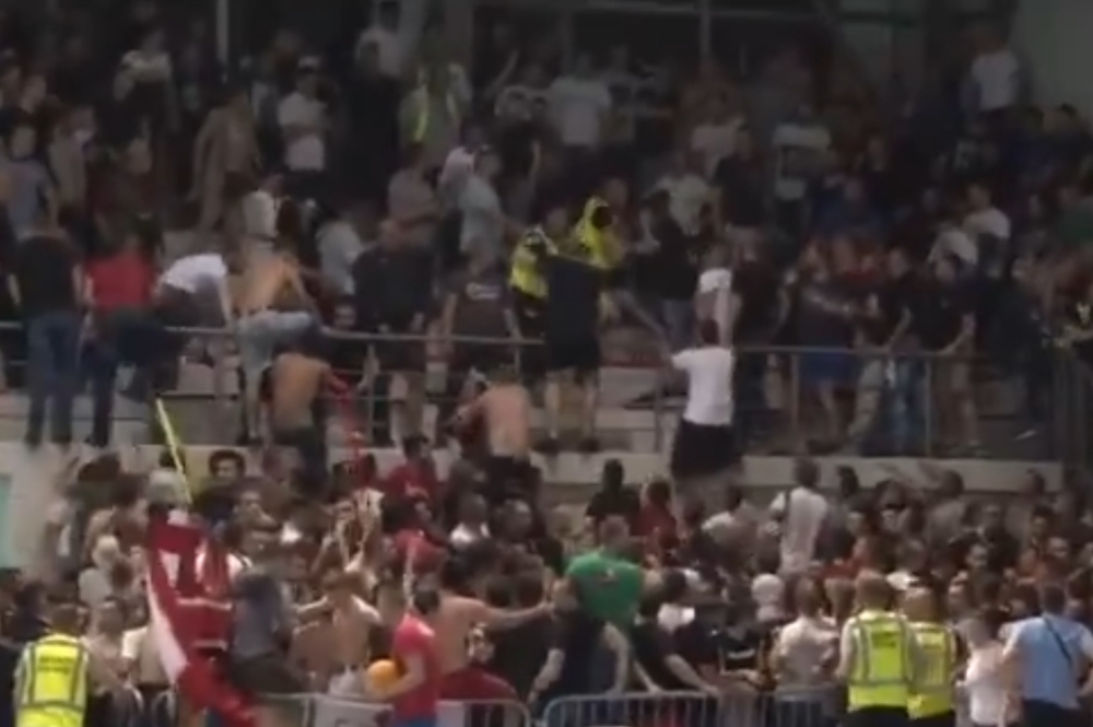 "Grobari" niotkuda napali pristalice Zvezde i izazvale haos na bazenu! (VIDEO)