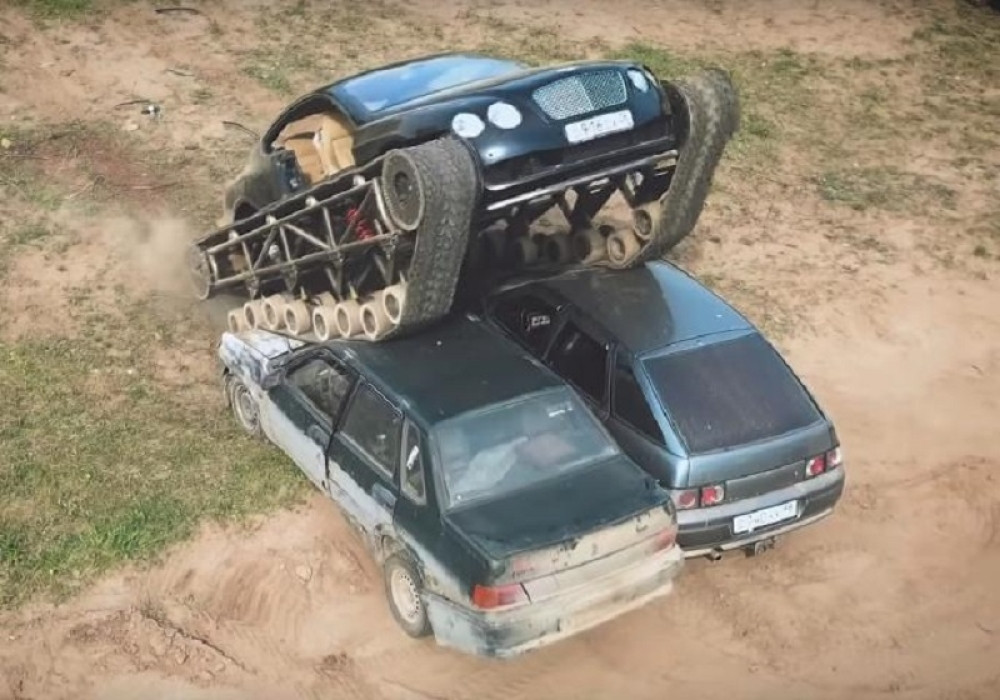 Pretvorio "bentlija" u TENK i počeo redom da gazi! (VIDEO)