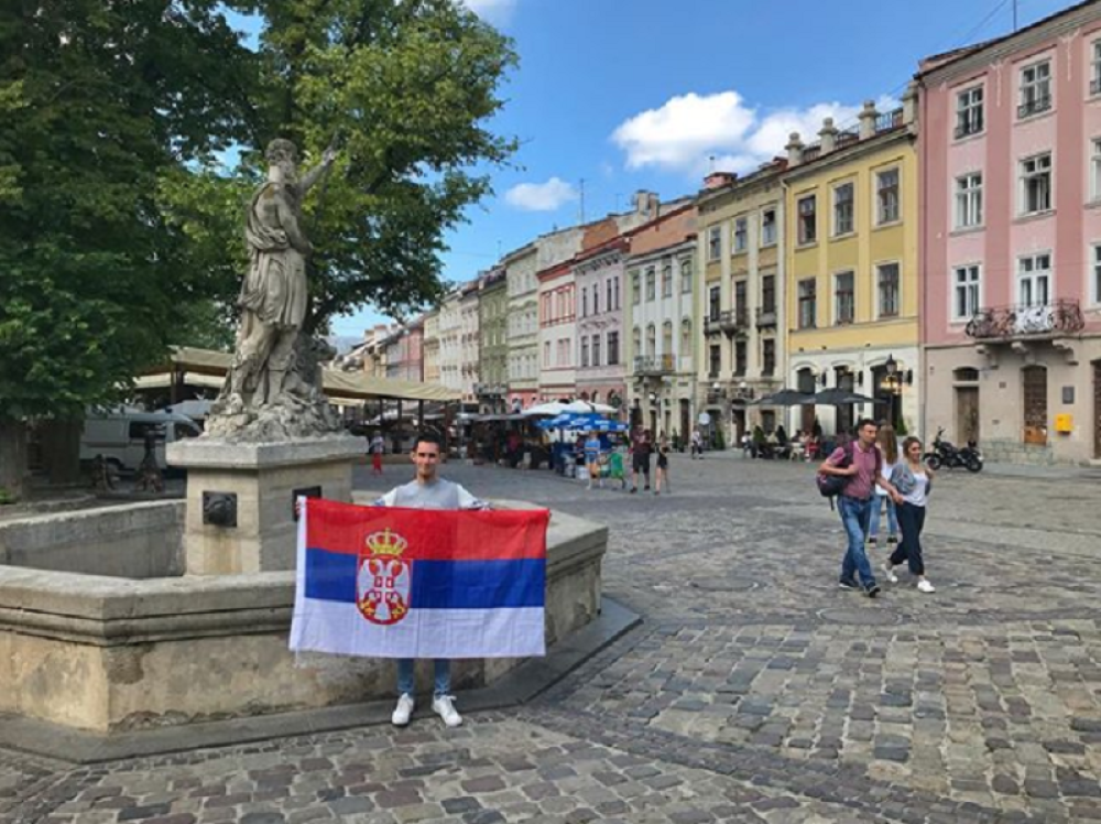 Englez sa srpskom trobojkom otišao u Ukrajinu da gleda bruku "Orlova"! (FOTO)