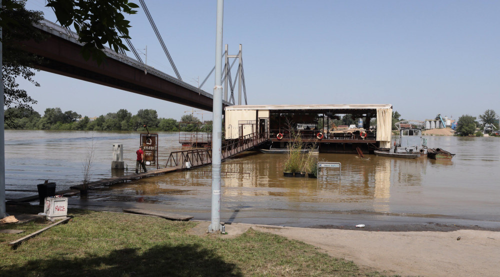 Tragovi užasa svuda po šetalištu, otkriveno šta se noćas dešavalo! Razlog zbog koga je pijani mladić pucao je BIZARAN!