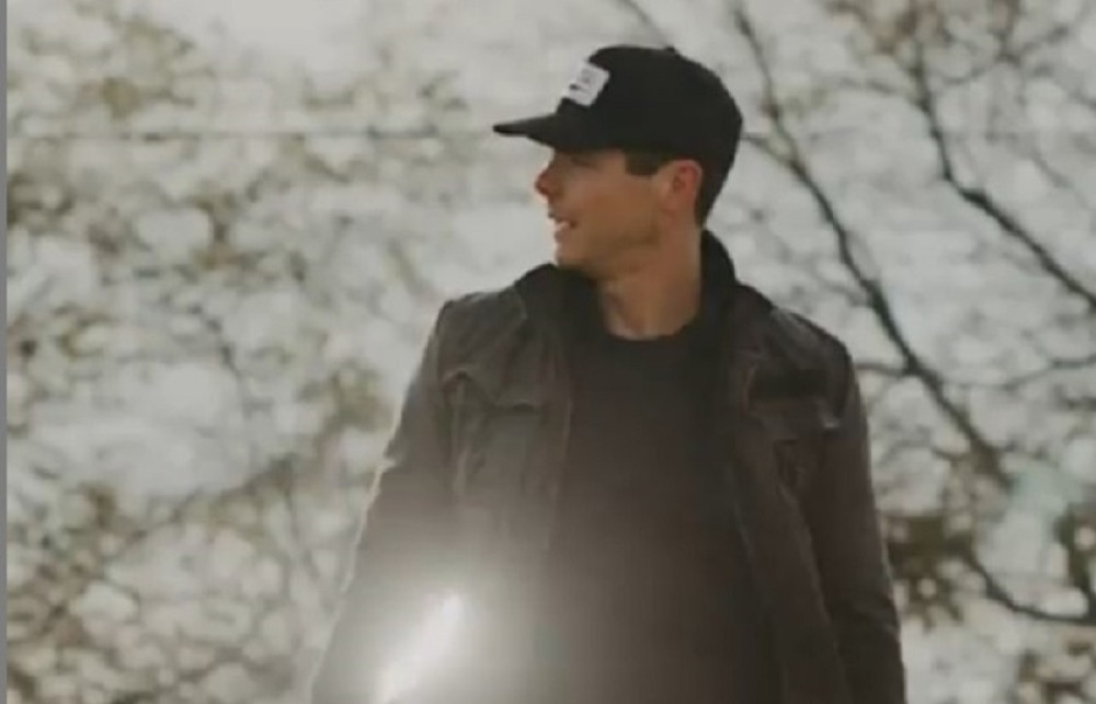 Utopio se sin poznatog pevača! (FOTO)