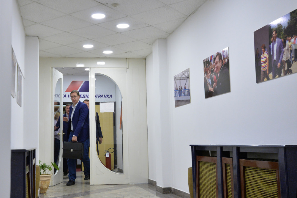 Na meti nasilnika bili i privatni automobili parkirani ispred Tržnog centra Enjub!