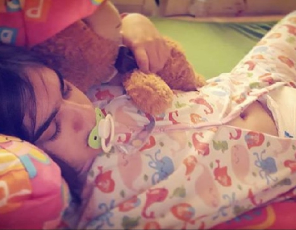 Ne vadi cuclu iz usta i ne skida pelene! Lola (21) nije bolesna, ali krije tešku priču (FOTO)