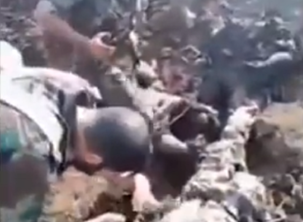 Leševi pobijenih džihadista razbacani na sve strane! (UZNEMIRUJUĆI VIDEO)