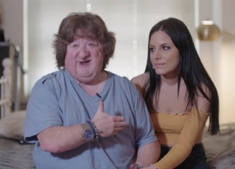 Ona ima 26, on 54 godine. Ona je lepotica, on... i nije. A kad ustane, tek vam ništa neće biti jasno! (FOTO)