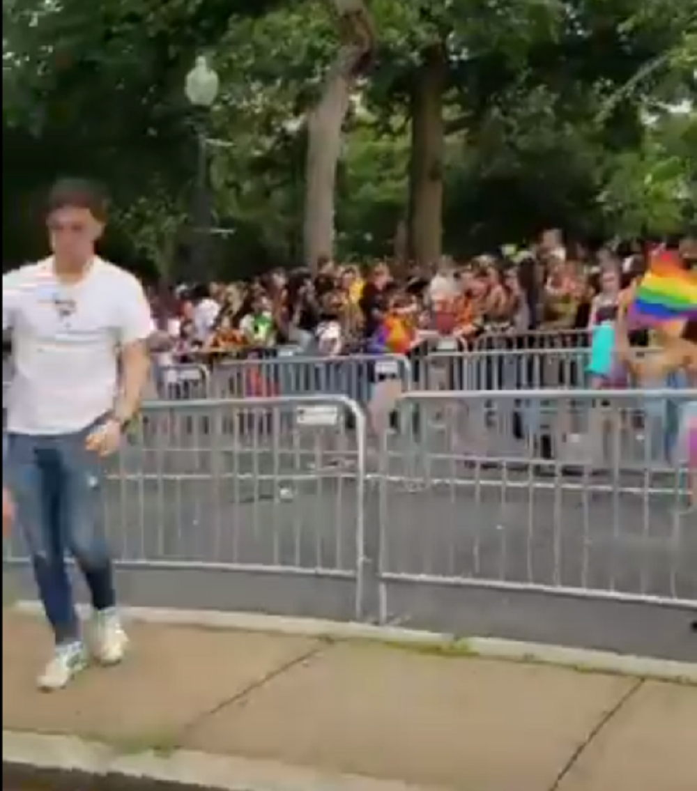 Uleteo sa pištoljem među homoseksualce, nastala opšta panika, ljudi bežali preko ograda, MNOGO POVREĐENIH! (VIDEO)