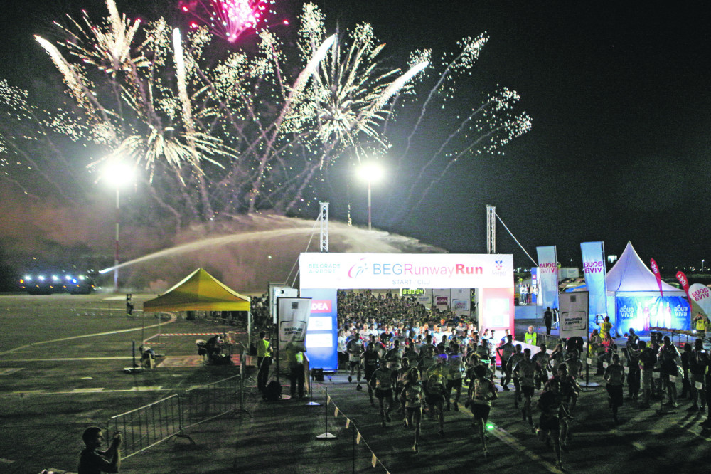 Dosad nevidjeni detalji noćne trke na aerodromskoj pisti (VIDEO)