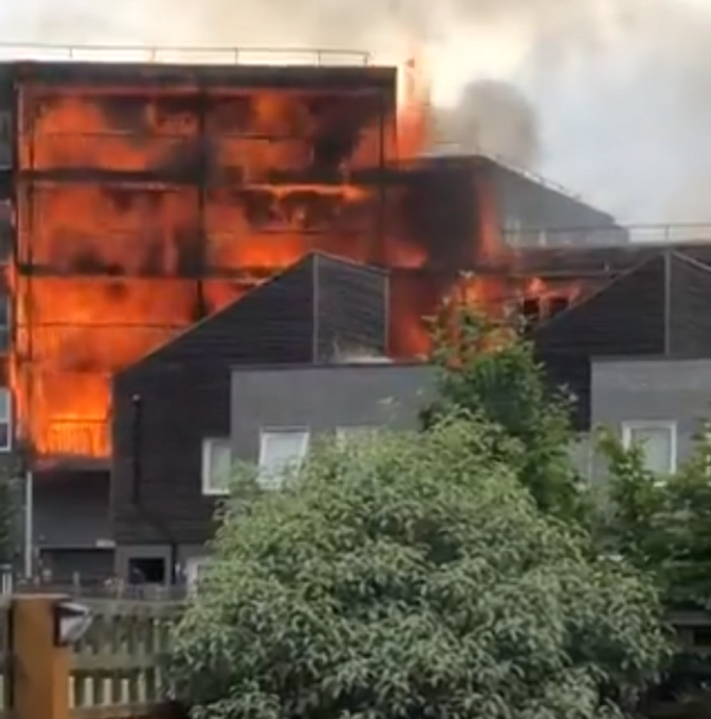 Vatra guta sve spratove, na terenu je 70 vatrogasaca! Ceo London na nogama!  (VIDEO SA LICA MESTA)