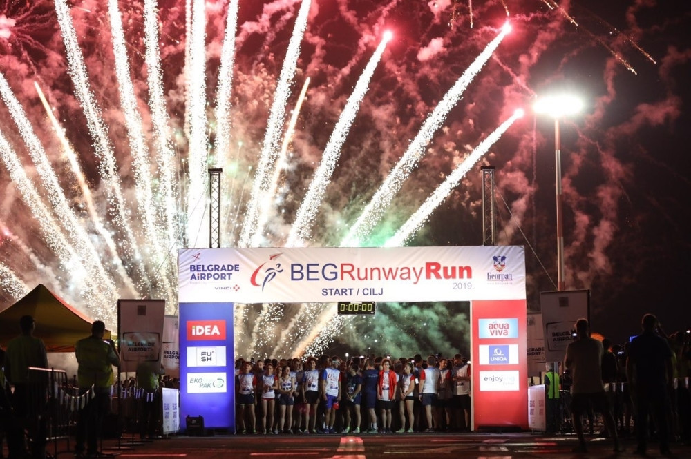 Vatra, voda, preko hiljadu ljudi na pisti beogradskog aerodroma usred noći! Tek što je uzleteo poslednji avion! (VIDEO + FOTO)