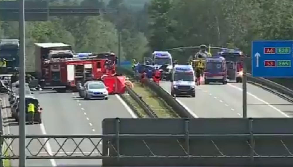 Poginulo 6 osoba, 11 povređeno, leševi i krv na sve strane, povređeni bauljaju po ulici! Crn dim se nadvio nad Poljskom! SCENA IZ HORORA! (VIDEO)