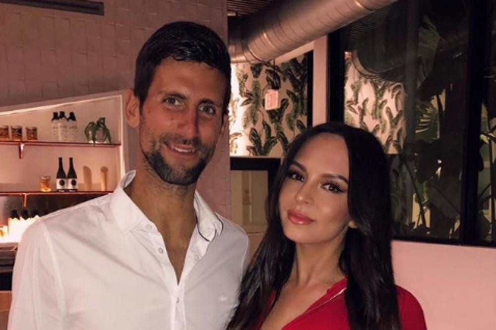 Seksi Lola ne odustaje od Novaka, pogledajte je u ultrakratkom miniću za klavirom!  Frajeri širom sveta luduju za ovom pijanistkinjom, a ona bi njega! (VIDEO + FOTO)