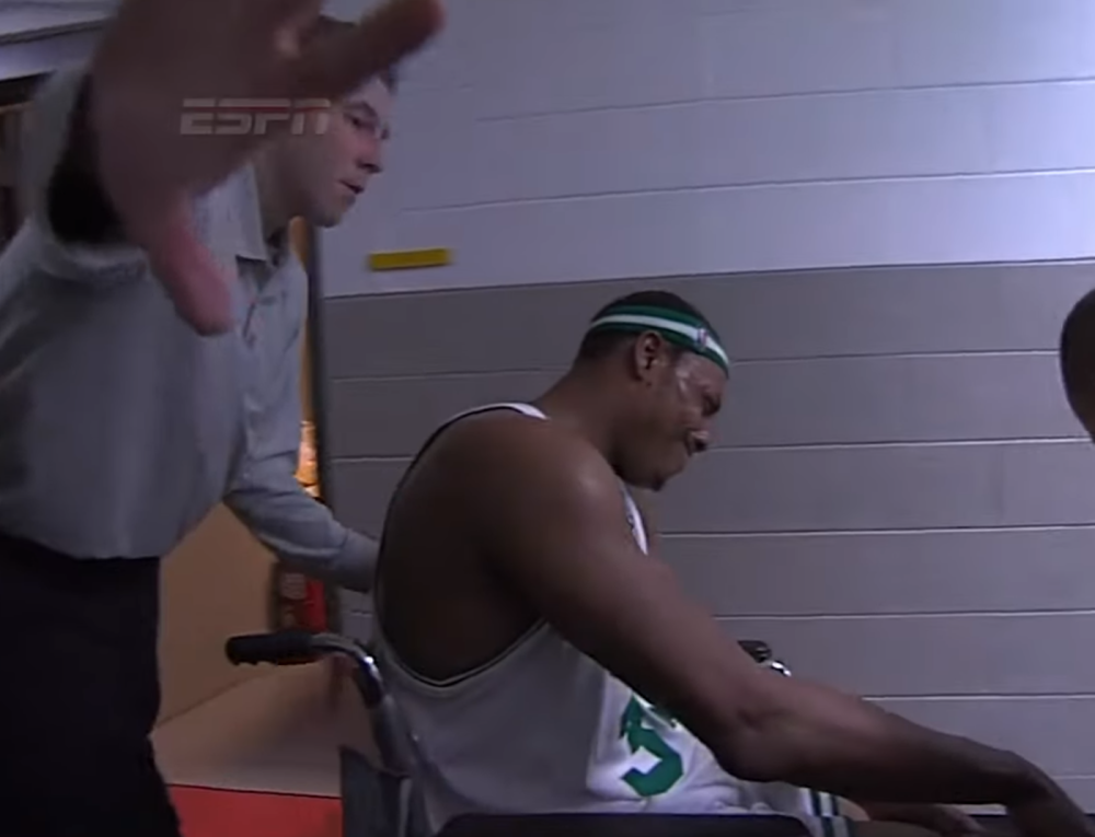 Us*o se pa lažirao povredu, izašao iz igre u INVALIDSKIM KOLICIMA! (VIDEO)