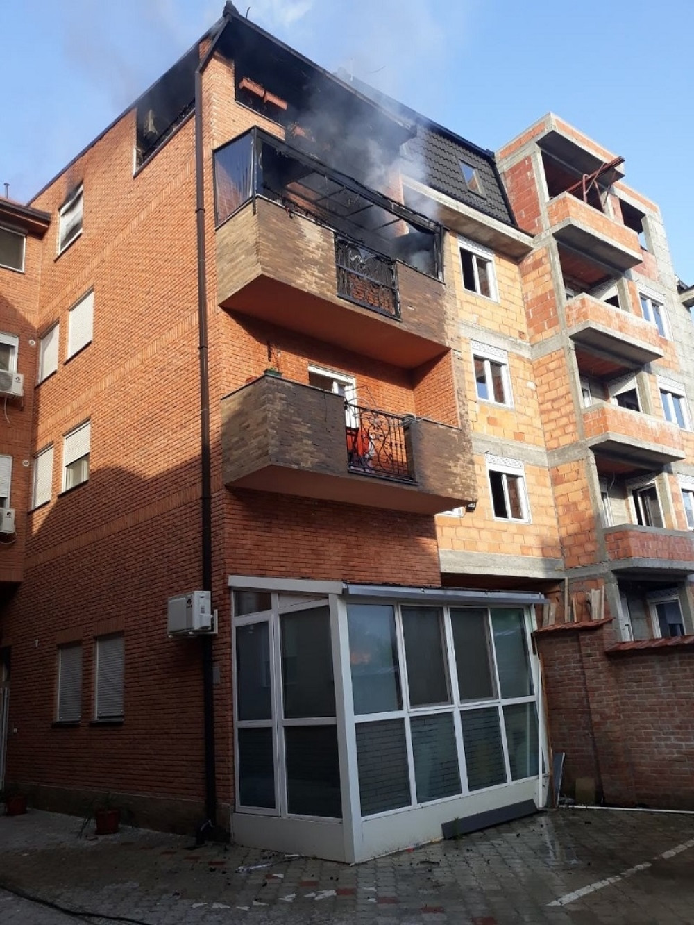 U Pančevu se oseća smrad, garež i strah: Čovek izgoreo u požaru, vatra umalo progutala celu zgradu!