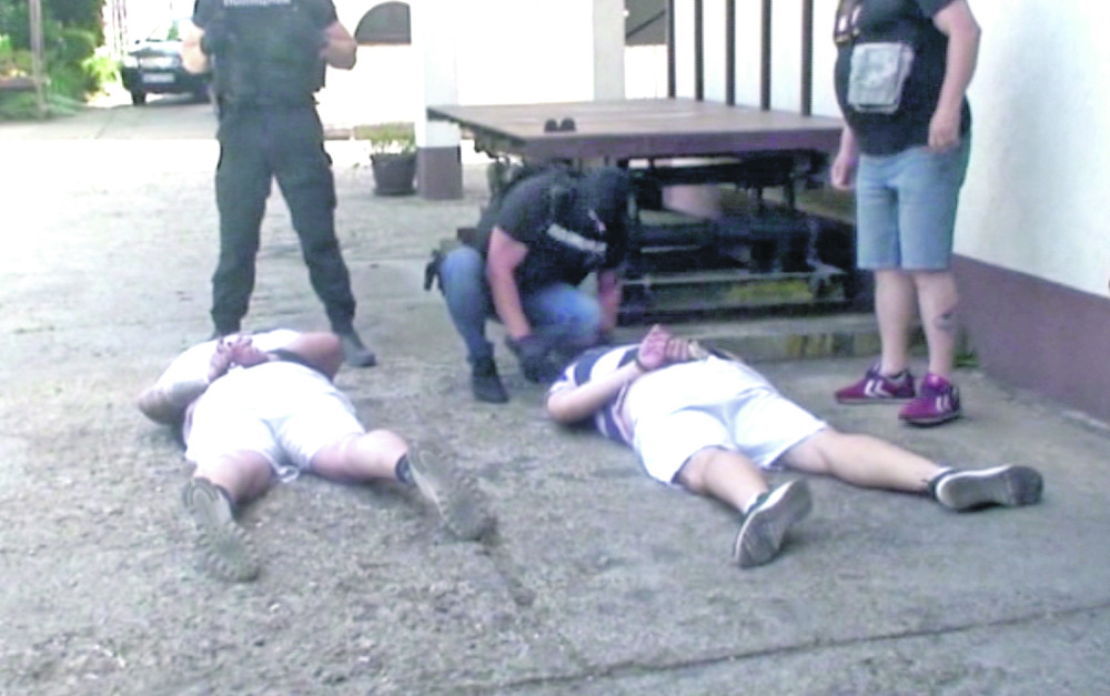 Pet muškaraca sa fantomkama, silikonskim maskama i posebnim pištoljima napravili užas na pumpi! Dali se u beg, pa upali u klopku!