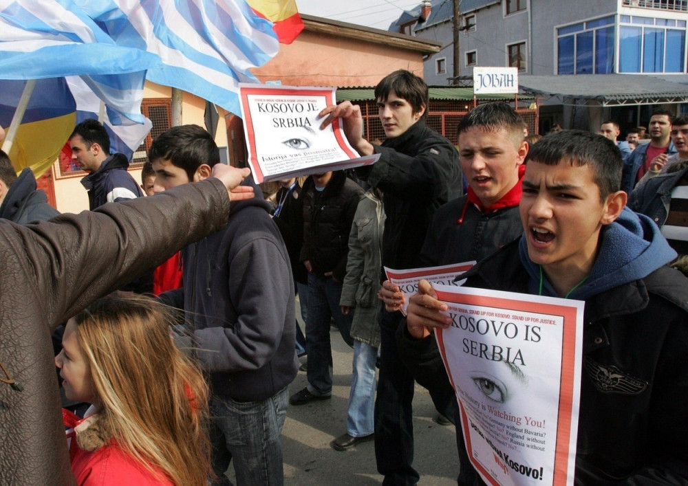Slavni francuski list posvetio 10 STRANA Srbima na Kosovu, ismejao celu međunarodnu zajednicu zbog LAŽI!