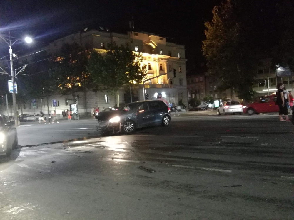 Svedoci opisali udes Maše Terzić, FOTOGRAFIJE SA LICA MESTA! Auto smrskan, semafor razvaljen, OSTACI NA SVE STRANE (FOTO)