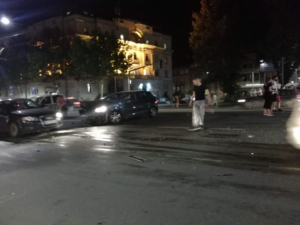 "Golf" prošao kroz crveno i zakucao se u kola ćerke direktora Crvene zvezde! (VIDEO)