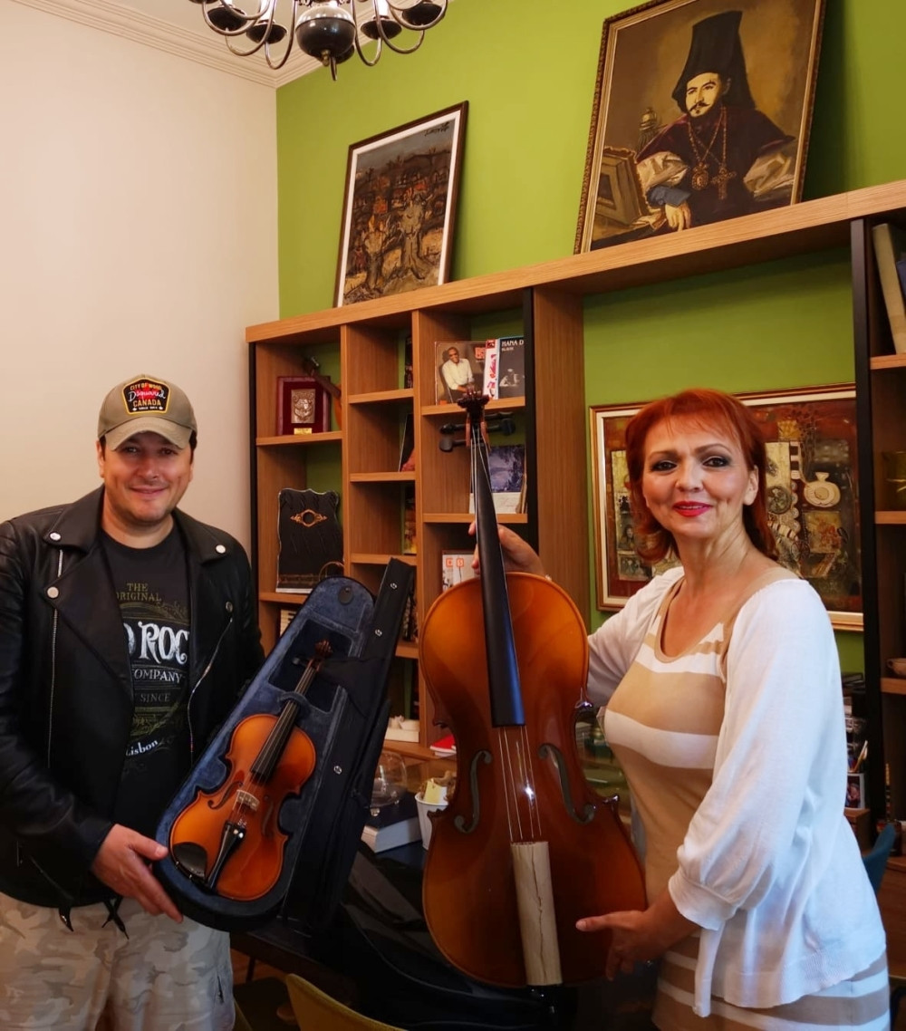 Aco Pejović poklonio deset violina i pet violončela svojoj školi!