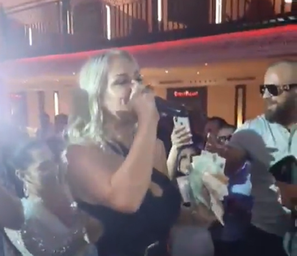 Pevačica uzela NEKOLIKO HILJADA EVRA za par minuta! Gosti PALI U TRANS zbog vrelog plesa, pare samo lete! (VIDEO)
