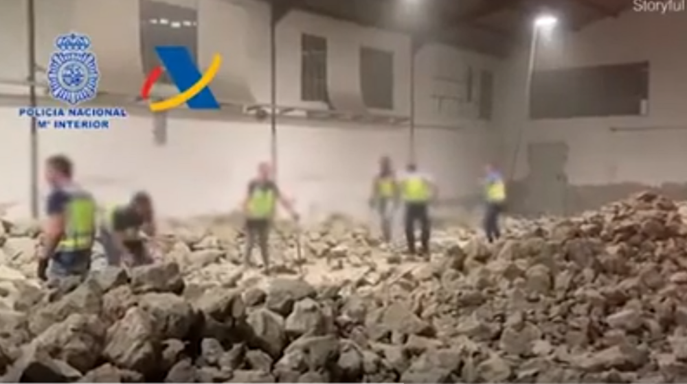 Policajci čekićima razbijali kamenje da bi došli do 785 kila "belog"!  (VIDEO)