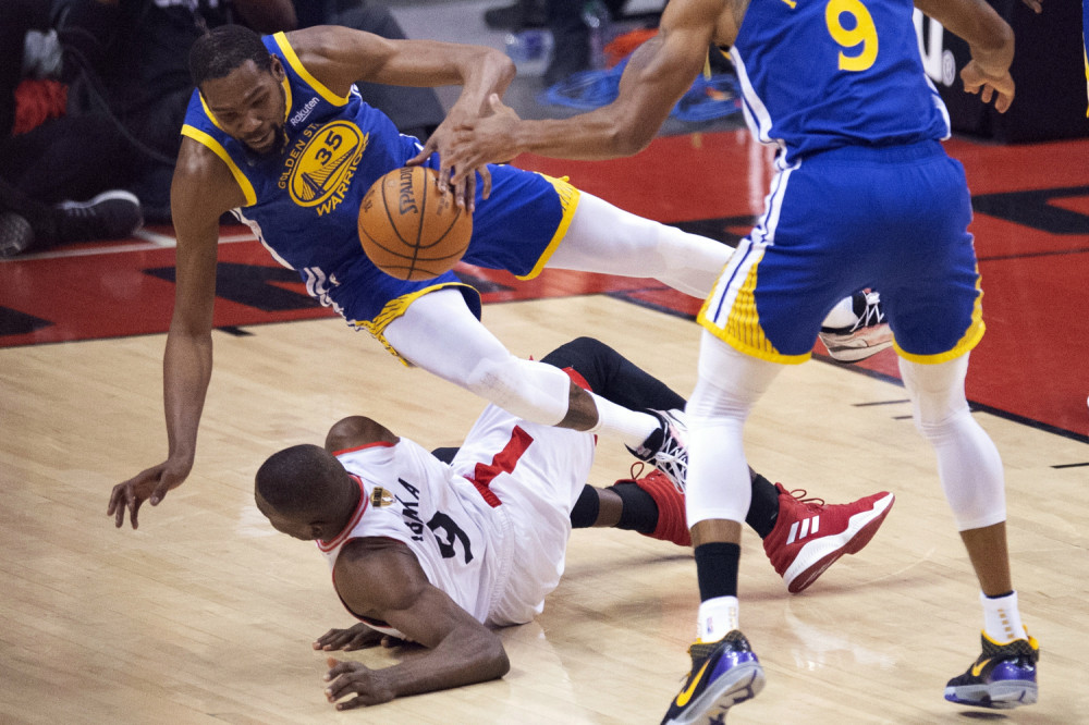 Dok je ležao na parketu u bolovima, navijači su sa oduševljenjem slavili njegovu patnju! (VIDEO)