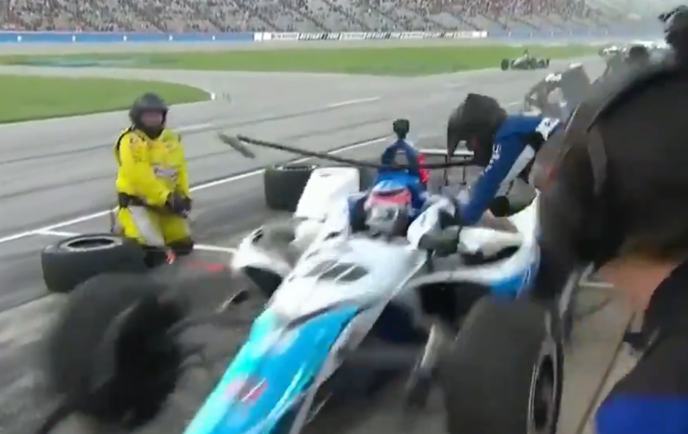 Prebrzom vožnjom pregazio svog mehaničara! (VIDEO)