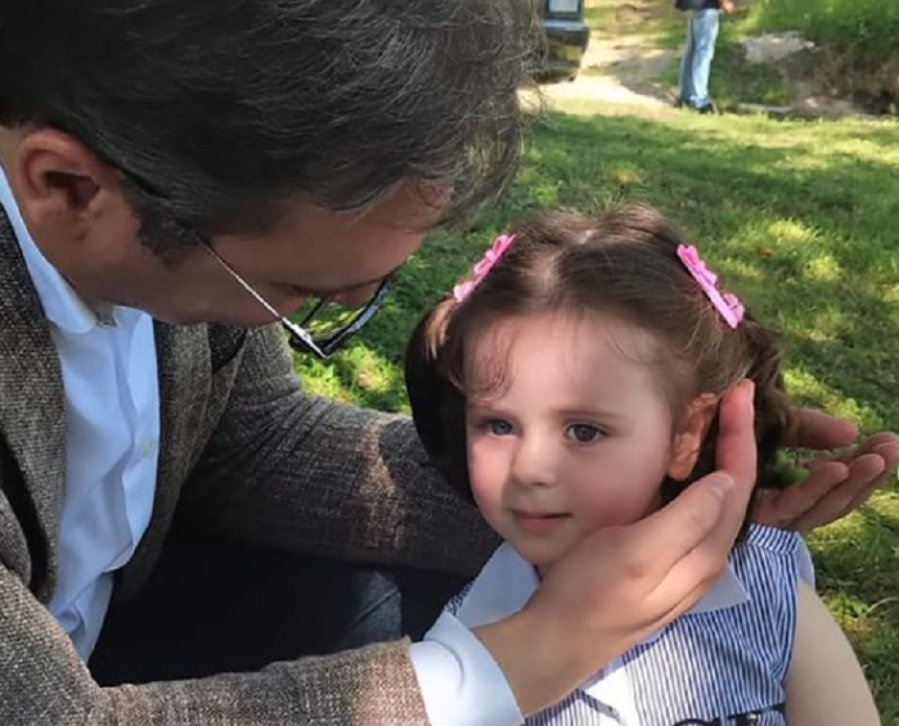 Mala Lenka pritrčala predsedniku i darovala mu nešto najslađe moguće - Vučić bio na ivici da ZAPLAČE! (FOTO)
