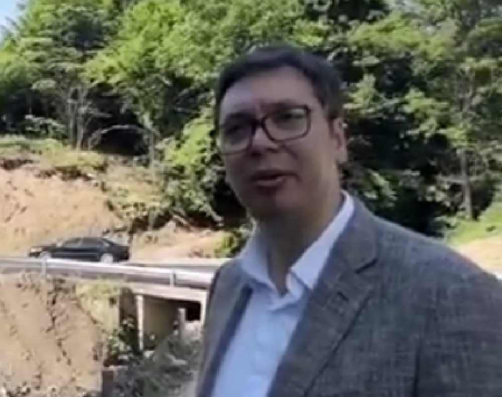 Predsednik krenuo u obilazak poplavljenih mesta, ali ONA ga je naterala da zastane (FOTO)