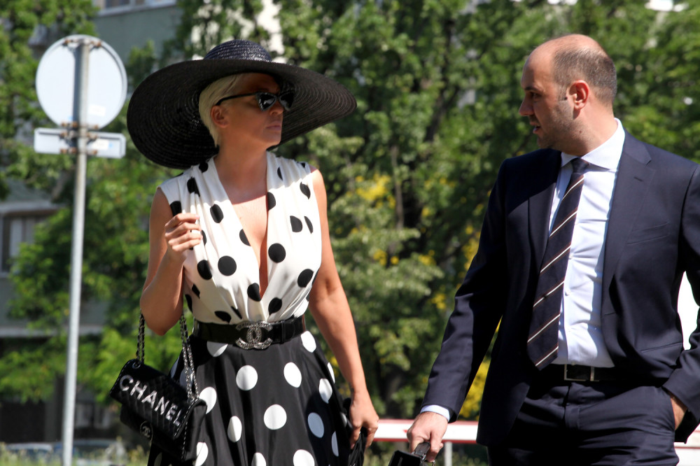 Jelena Karleuša nervozna čekala ispred sudnice, ZAHTEVALA OVO od policajca! (FOTO)