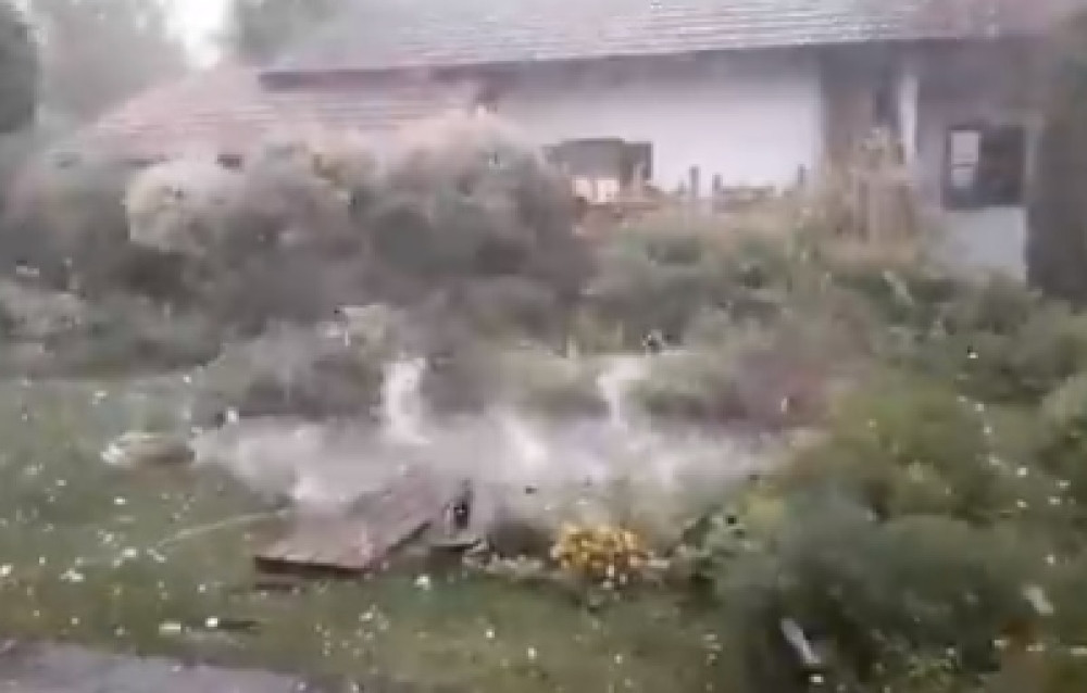 Pao grad veličine teniske loptice, voda plavila kuće! Šteta ogromna, saobraćaj u prekidu (VIDEO)