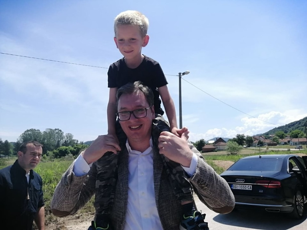 Dečak je hteo samo jedno posle tragičnih poplava - Predsednik razgalio srca meštana: Doneće ti Ana za deset dana! (VIDEO)