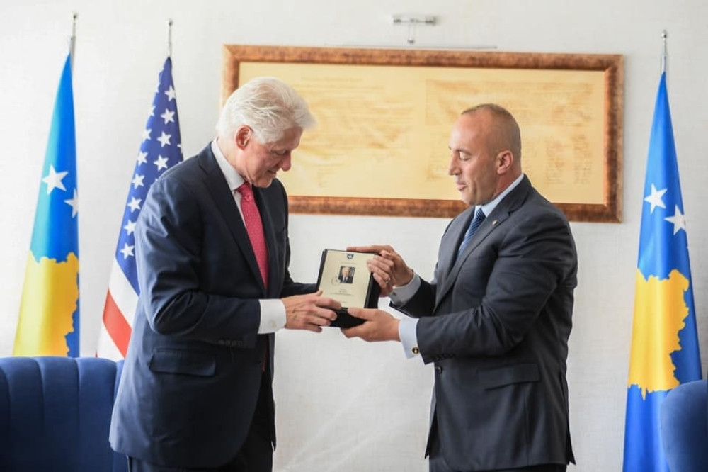 Stigli im ratni drugovi, otkriće joj bistu, kada vidite čija će glava biti na njoj RAZBESNEĆETE SE!