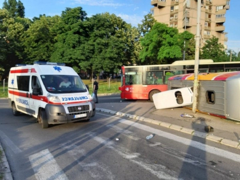 Autobus pun putnika se prevrnuo! Hitne službe prevoze povređene - SAOBRAĆAJ OBUSTAVLJEN! (FOTO)