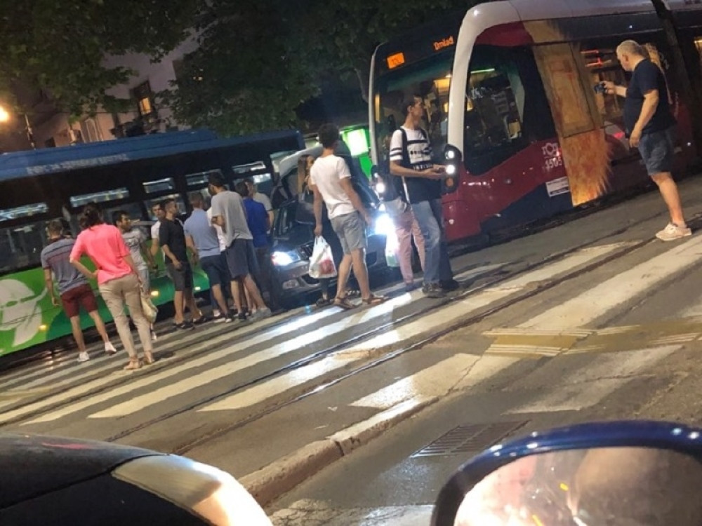 Automobil se sudario sa tramvajem, saobraćaj u zastoju! Kolaps na Bulevaru! (FOTO)