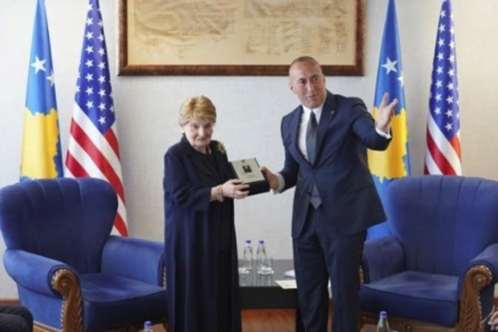 Pogledajte šta je Haradinaj POKLONIO Medlin Olbrajt - ovo je najveći blam u istoriji diplomatije! (FOTO)