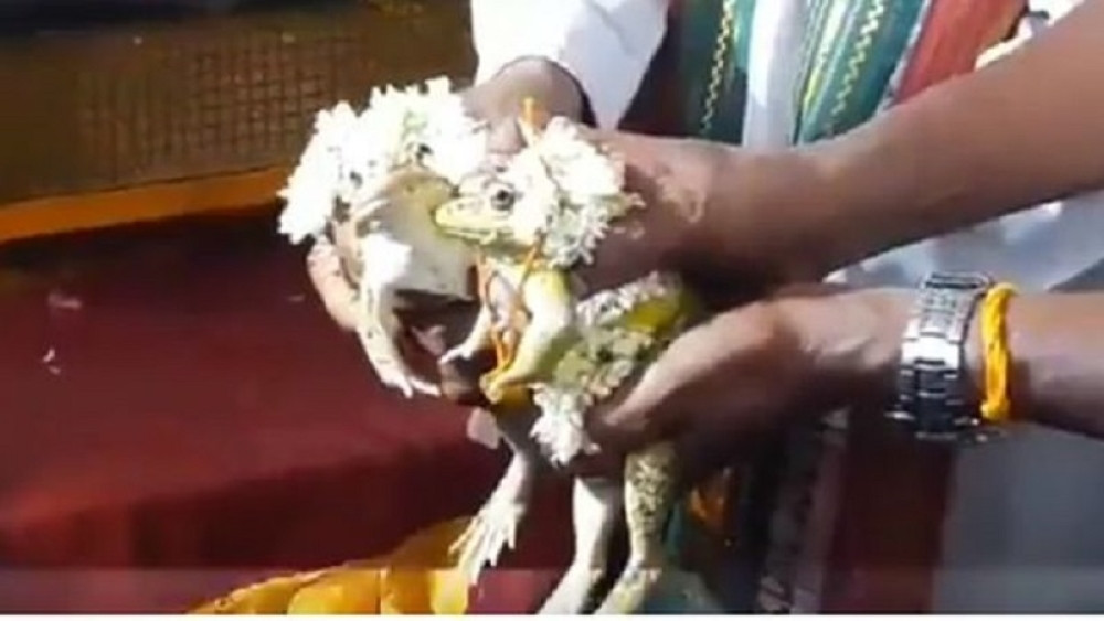 Meštani veruju da je ovo najbolji način za odbranu od suše! (VIDEO)