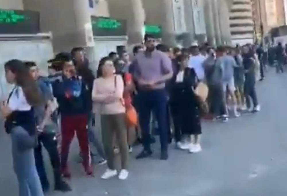 LUKAMANIJA! Pogledajte kakvo ludilo čeka srpskog fudbalera, navijači u ogromnim redovima čekaju da pozdrave novog "Galaktikosa"! (VIDEO)