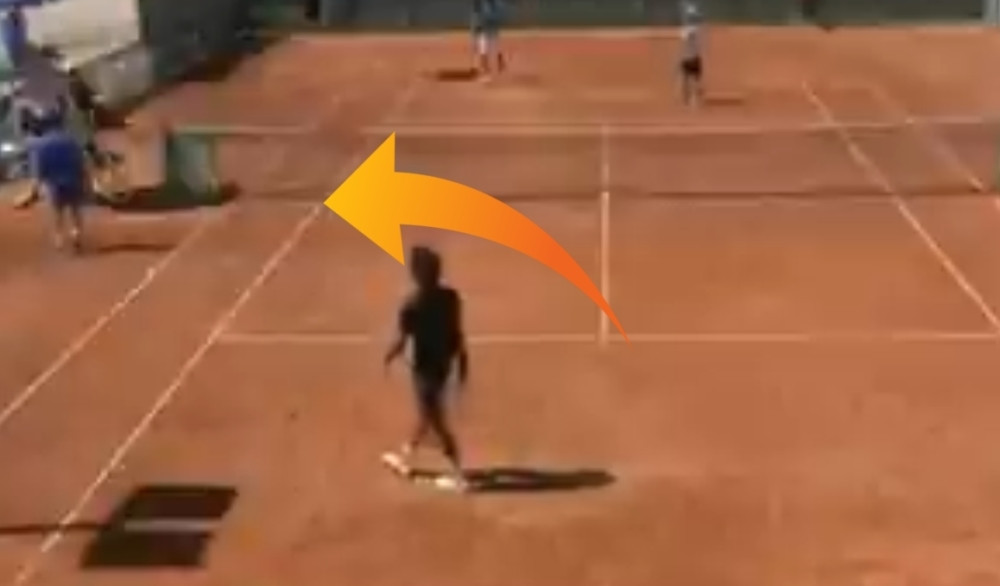 Igrač krenuo već ka klupi, lopta pogodila NAJNEOČEKIVANIJE MESTO, a sudija - priznao (VIDEO)