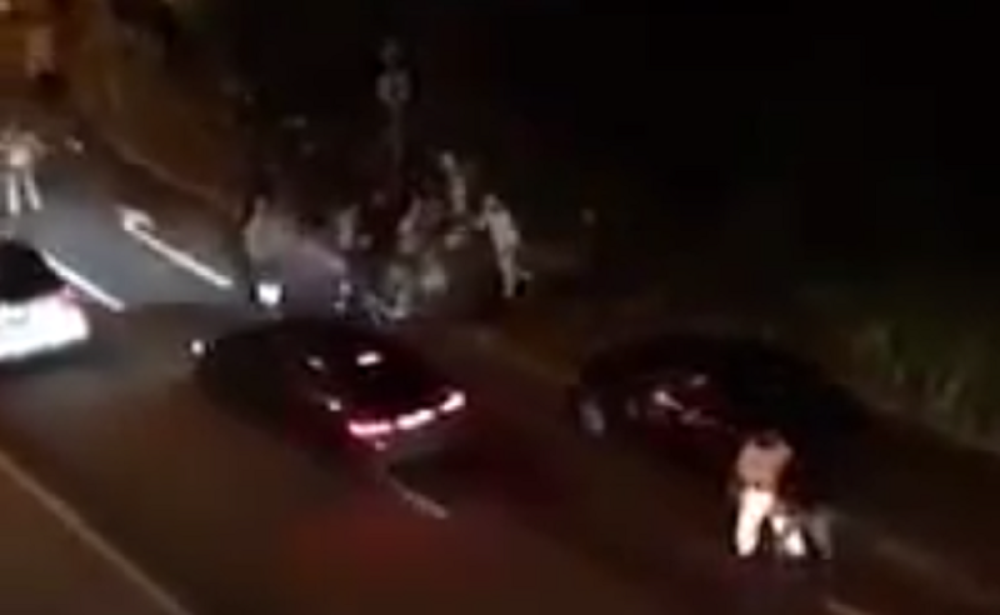 Ljudi napadnuti u automobilima, RAZULARENA RULJA terorista divljala! Udarali motkama i šipkama bez milosti! Jednog čoveka i njegov auto UNAKAZILI (VIDEO)