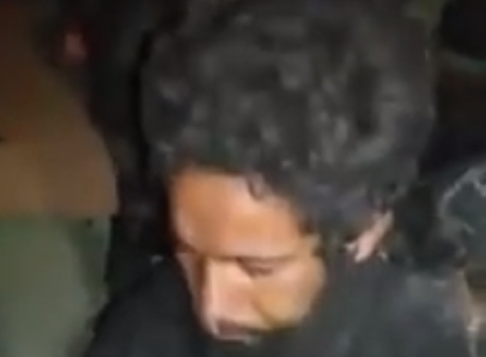 Vojnici ga okružili, a onda je usledila NEZAPAMĆENA SCENA! Ovo je nadrealno (VIDEO)