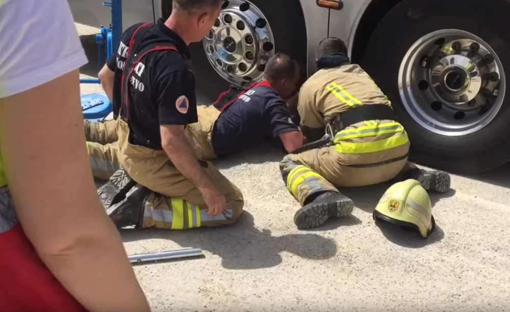 Radnik (45) poginuo tokom popravke lifta! Vatrogasci zatekli JEZIVU SCENU! Pokušavaju da izvuku nesrećnog čoveka!