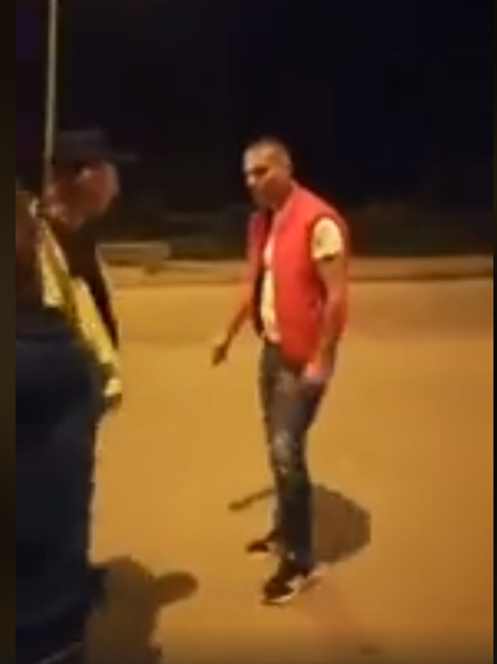 Muškarac "odvaljen od života" fizički nasrće na policajce, zamahuje pesnicama na njih i gura! Pogledajte kako se sve završilo! (UZNEMIRUJUĆI SADRŽAJ)